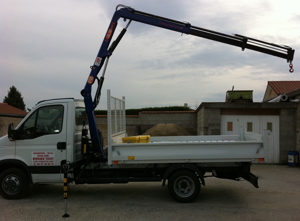 Maçonnerie TISSOT, notre matériel : Camions avec grue de chargement / déchargement